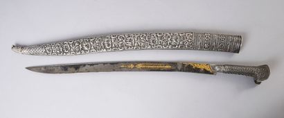 null Epée ottomane dite Yatagan, le fourreau et le manche en argent, la lame damasquinée...
