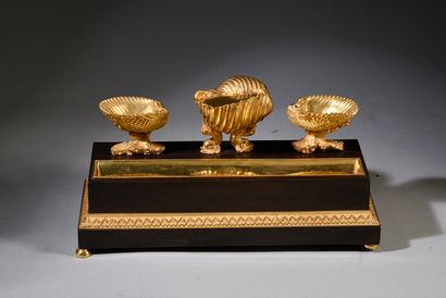 Claude GALLE (1759-1815) Écritoire en bronze ciselé, doré et patiné, de forme rectangulaire...