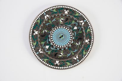 null BEAUTIFUL SMALL PLATE IN VERMEIL.
OVTCHINIKOFF, Moscow, 1882. Of round shape,...
