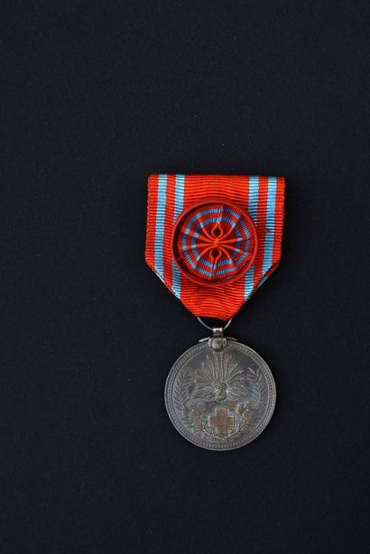  CROIX-ROUGE (Japon). Médaille en métal argenté, conservée avec son ruban en taffetas...