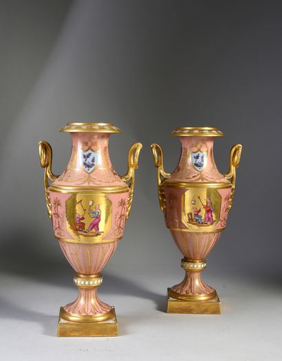 null BEAUTIFUL PAIR OF LARGE VASES, PARIS PORCELAIN, 19th CENTURY. Of spindle form,...