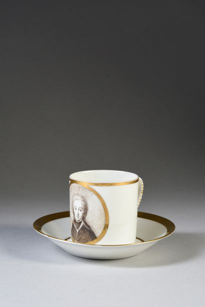 null TASSE À CAFÉ.
En porcelaine blanche, de forme évasée, conservée avec sa soucoupe,...