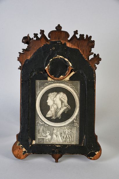 PRÉCIEUSE RELIQUE DU ROI LOUIS XVI Conservée dans un beau cadre en bois sculpté,...