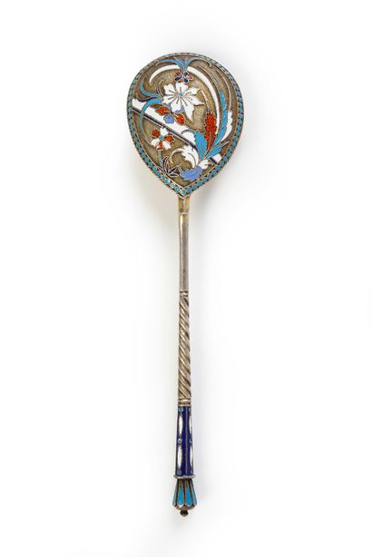 null LARGE TEASPOON IN VERMEIL.
AGAFOLOFF, Moscow, 1899-1908. Decorated with a flower...