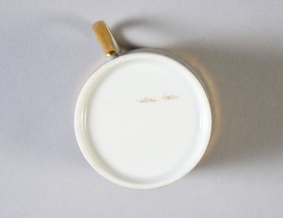 null TASSE À CAFÉ.
En porcelaine blanche, de forme litron, conservée avec sa soucoupe,...