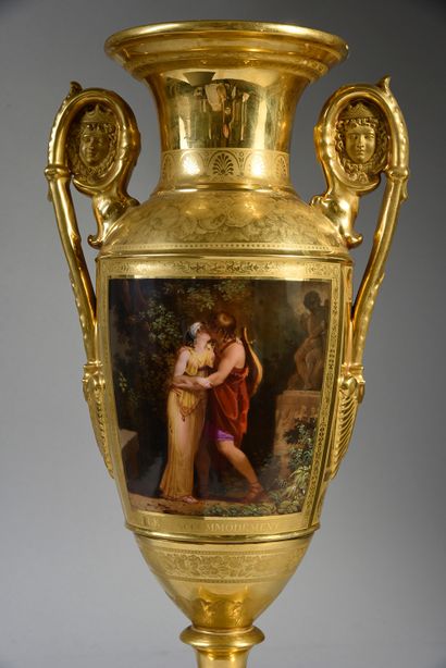 null GRAND VASE.
PORCELAINE DE PARIS, XIXe SIÈCLE. DE forme fuseau, à deux anses...