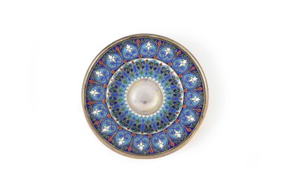 null BEAUTIFUL SMALL PLATE IN VERMEIL.
KHLEBNIKOFF, Moscow, 1884. Of round form,...