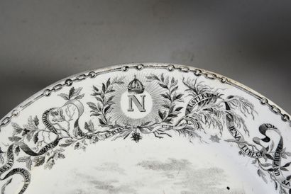CAMPAGNES NAPOLÉONIENNES Set of six earthenware dessert plates, decorated in grisaille...