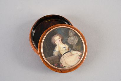 null TABATIERE. Of round shape, in boxwood burr, decorated on the lid with a miniature...