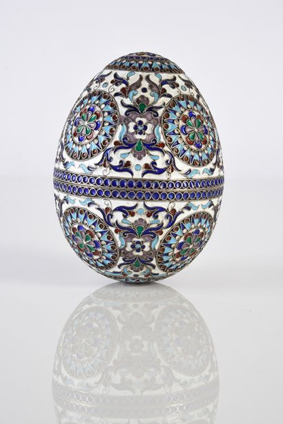 null BEAUTIFUL SILVER EASTER EGG. Decorated with large rosettes alternating with...