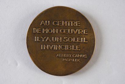 null CAMUS Albert (1913-1960).
Belle médaille en bronze doré, signée Paul BELMONDO...
