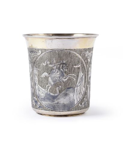 null GRANDE TIMBALE EN ARGENT ET VERMEIL. DE forme évasée vers le haut, à décor niellé...