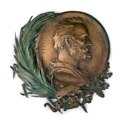 D'APRÈS JULES CHAPLAIN (1839-1909) Profil droit de Victor Hugo.
Grand médaillon en...