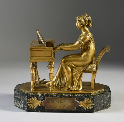 École Française du XIXe siècle La reine Hortense jouant au piano.
Personnage en bronze...