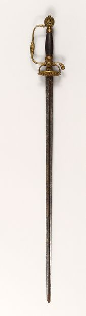 null Early 13th century court sword.
Triangular blade with numerous engravings. Bronze...