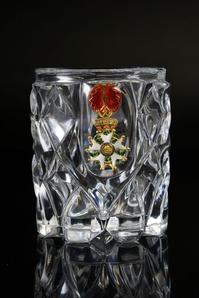 null RIGHT GOBELET.
Cut crystal with cut sides, decorated with the insignia of officer...