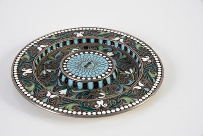null BEAUTIFUL SMALL PLATE IN VERMEIL.
OVTCHINIKOFF, Moscow, 1882. Of round shape,...