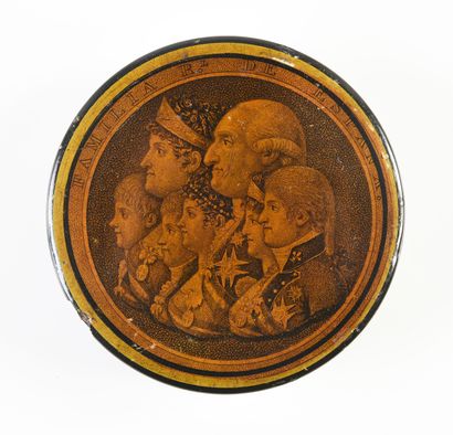 null TABATIERE.
In black lacquered paper, round shape, with unified decoration of...