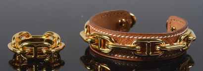 HERMÈS Suite de deux bijoux composée d'un bracelet en cuir surpiqué appliqué d'une...