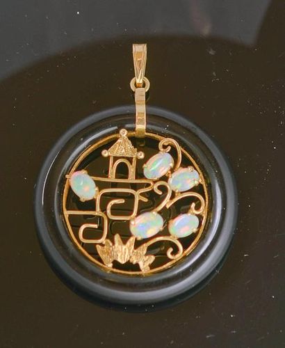null Un pendentif rond en or 14 karat, sertissant des opales, entourées par un disque...