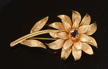 null Une grande broche en or 9 karat en forme de fleur, sertie en son centre d'un...