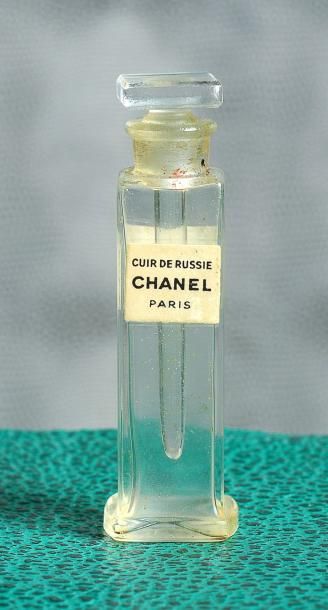CHANEL «Cuir de Russie» - (années 1930) Flacon «testeur» en verre incolore pressé...