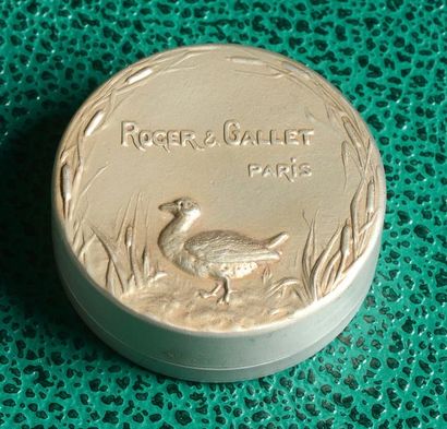ROGER & GALLET - (années 1920) Rare boite de fard à joue en aluminium estampé de...