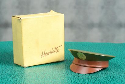 HENRIETTE (Années 1940 - Etats-Unis) Présenté dans son étui carton titré «army»,...
