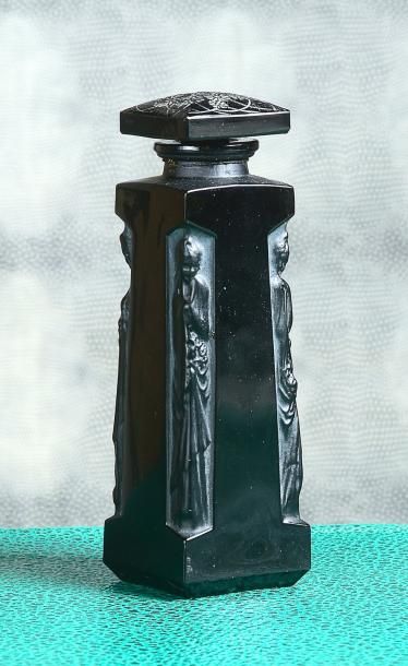D'ORSAY «Ambre» - (1912) Flacon en verre opaque noir pressé moulé de section cubique,...