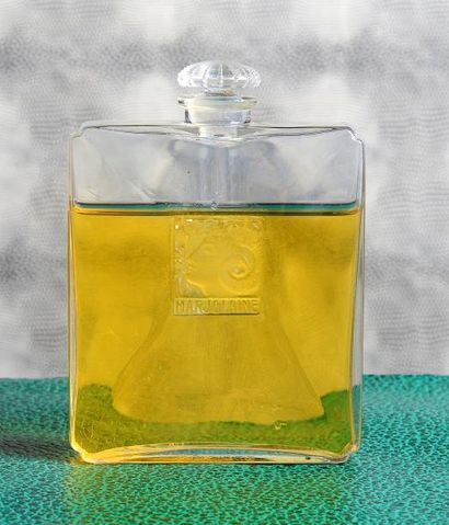 D'HERAUD «Marjolaine» - (années 1920) Elégant flacon en verre incolore pressé moulé...