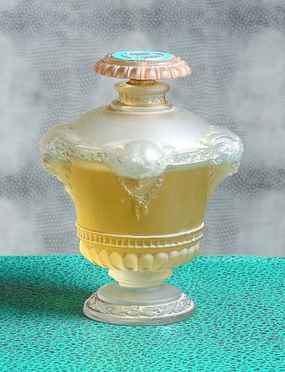 GUERLAIN «Bouquet de Faune» - (1926) Dans une belle dimension, flacon en verre incolore...