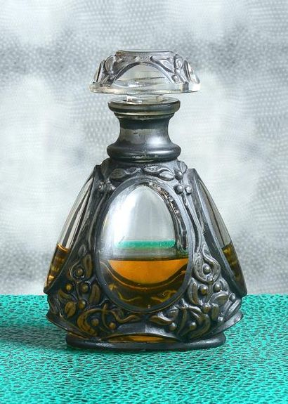 FOREST «Grand Chic» - (1918) Luxueux flacon en verre massif incolore pressé moulé...