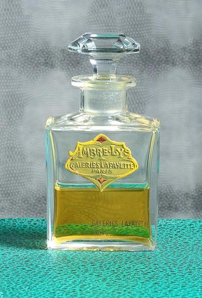 GALERIES LAFAYETTE «Ambre Lys» - (années 1920) Flacon carafon en cristal massif incolore...