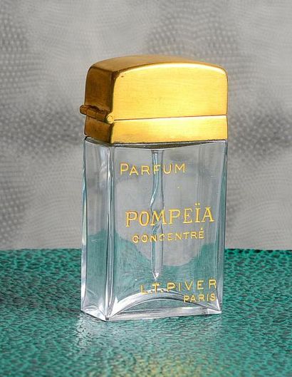 L.T. PIVER «Pompéia» - (années 1920) Rare flacon briquet en cristal incolore pressé...