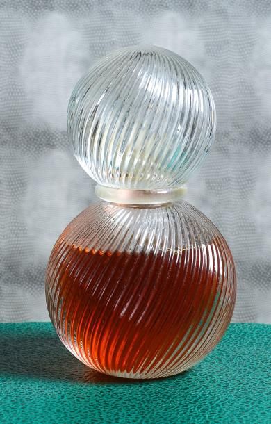 BIJAN (1980 - Etats-Unis) Luxueux flacon moderniste en cristal massif incolore de...