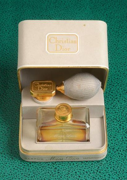 CHRISTIAN DIOR «Miss Dior» - (1947) Présenté dans son coffret cubique galbé en carton...