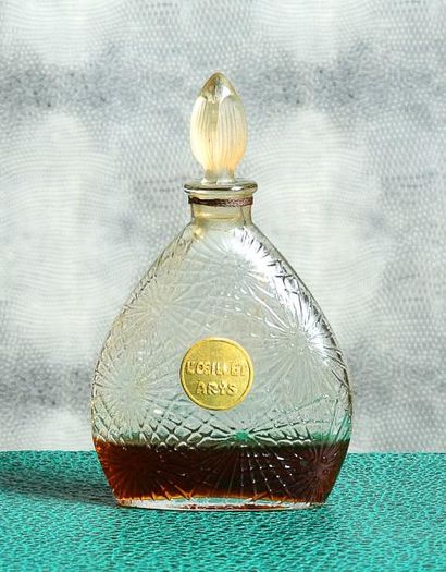 ARYS «L'Oeillet» - (années 1920) Flacon en verre incolore pressé moulé de section...