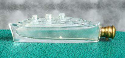 TRAVAIL FRANÇAIS (années 1930) Flacon fantaisie en verre incolore pressé moulé figurant...