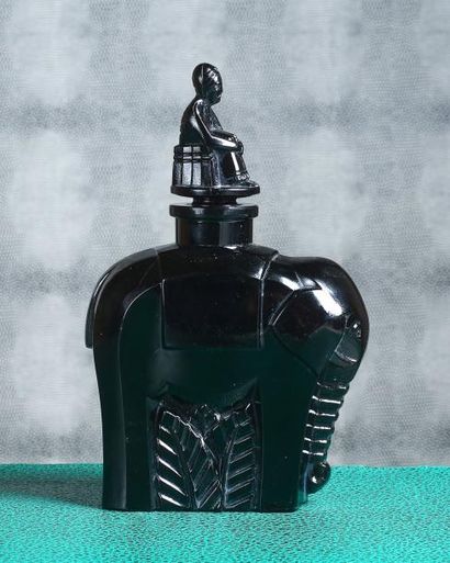 TRAVAIL FRANÇAIS (années 1930) Spectaculaire flacon à parfum en verre opaque noir...