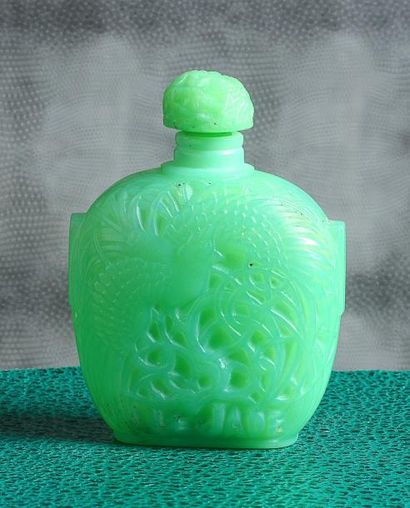 ROGER & GALLET «Le Jade» - (1923) Flacon en verre pressé moulé, teinté vert jade,...