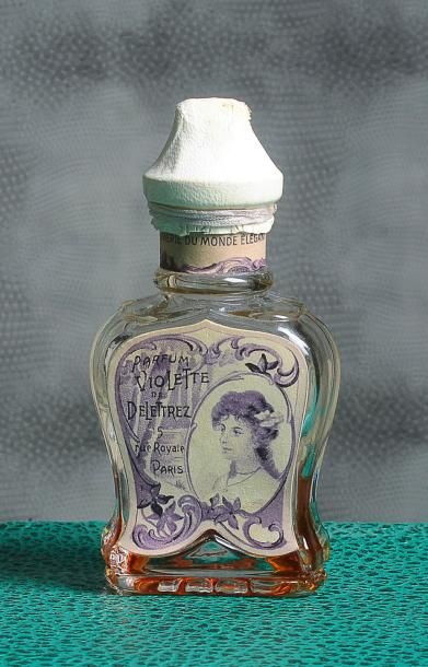 DELETTREZ «Violette» - (années 1910) Flacon carafon en verre incolore pressé moulé...