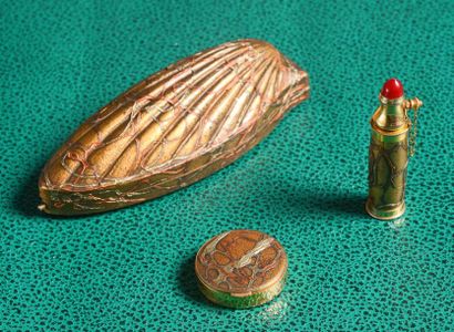 TRAVAIL FRANÇAIS - (années 1920) Coffret en bois laqué bronze figurant une coquille...