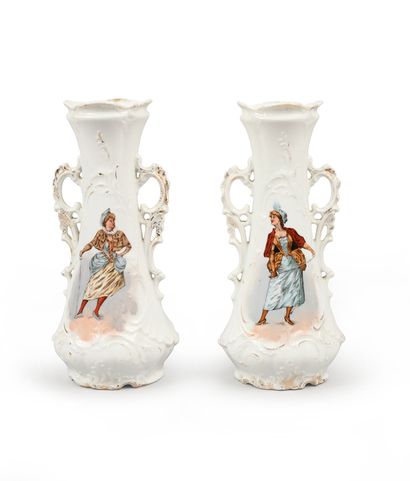 null Paire de vases en porcelaine à décor d'Escrimeuses. Fin XIXe, début XXe. Hauteur...