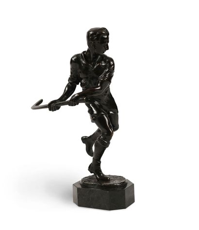 null Sculpture in bronze The Hockey Player on grass. Signed Franz Iffland (1862-1935)....