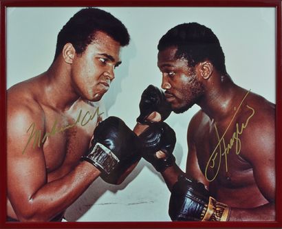 Muhammad Ali et Joe Frazier. Photo couleur...