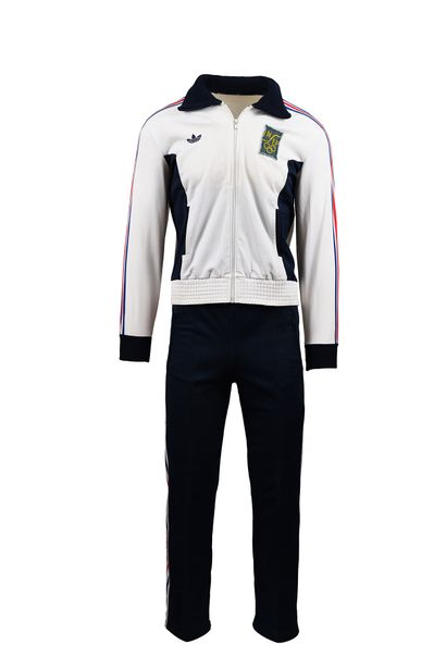 null Alain Mimoun. Tracksuit of the INSEP, we join 3 tee-shirts of the Stade Français...