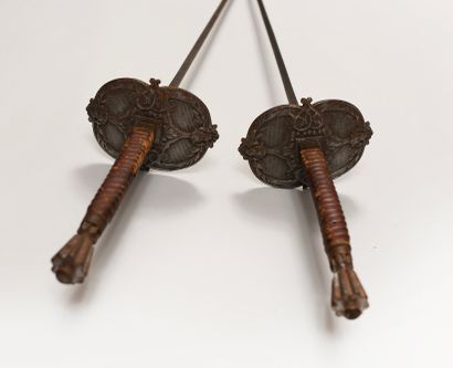 null Pair of late 18th century right-handed foils with leather handles and brass...