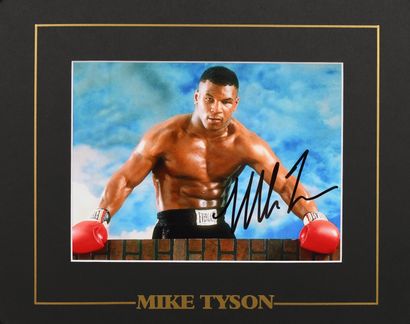 Mike Tyson. Photo autographiée par le boxeur....