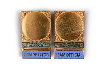 null Tokyo 1964. Deux badges officiels Competitor et Team Official. En bronze doré...