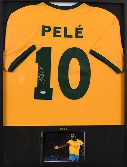 null Pelé. Maillot de l'Équipe du Brésil (réplica) accompagné d'une photo couleur,...